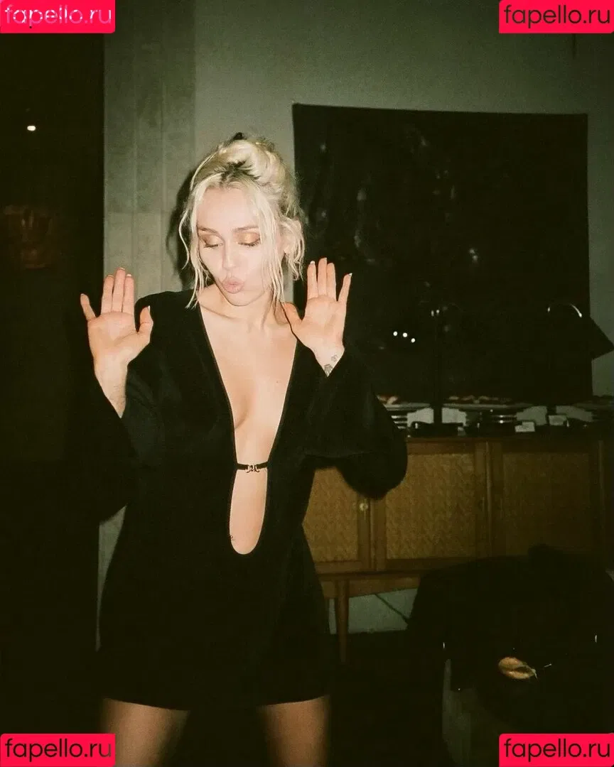 Miley Cyrus / MileyCyrus Onlyfans Photo Gallery 