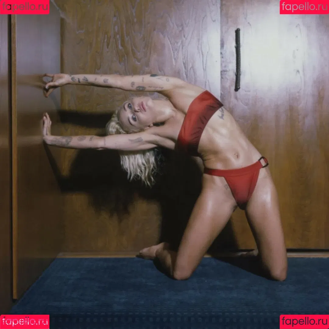 Miley Cyrus / MileyCyrus Onlyfans Photo Gallery 
