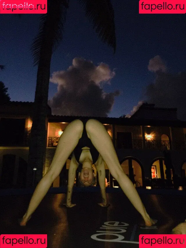 Miley Cyrus / MileyCyrus Onlyfans Photo Gallery 