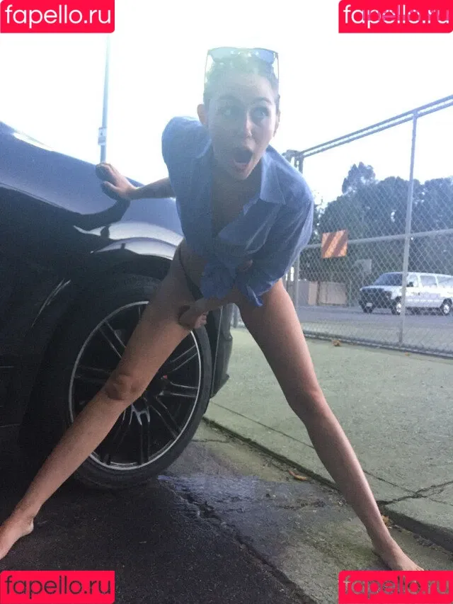 Miley Cyrus / MileyCyrus Onlyfans Photo Gallery 