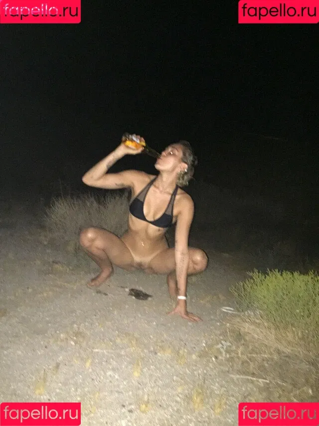 Miley Cyrus / MileyCyrus Onlyfans Photo Gallery 