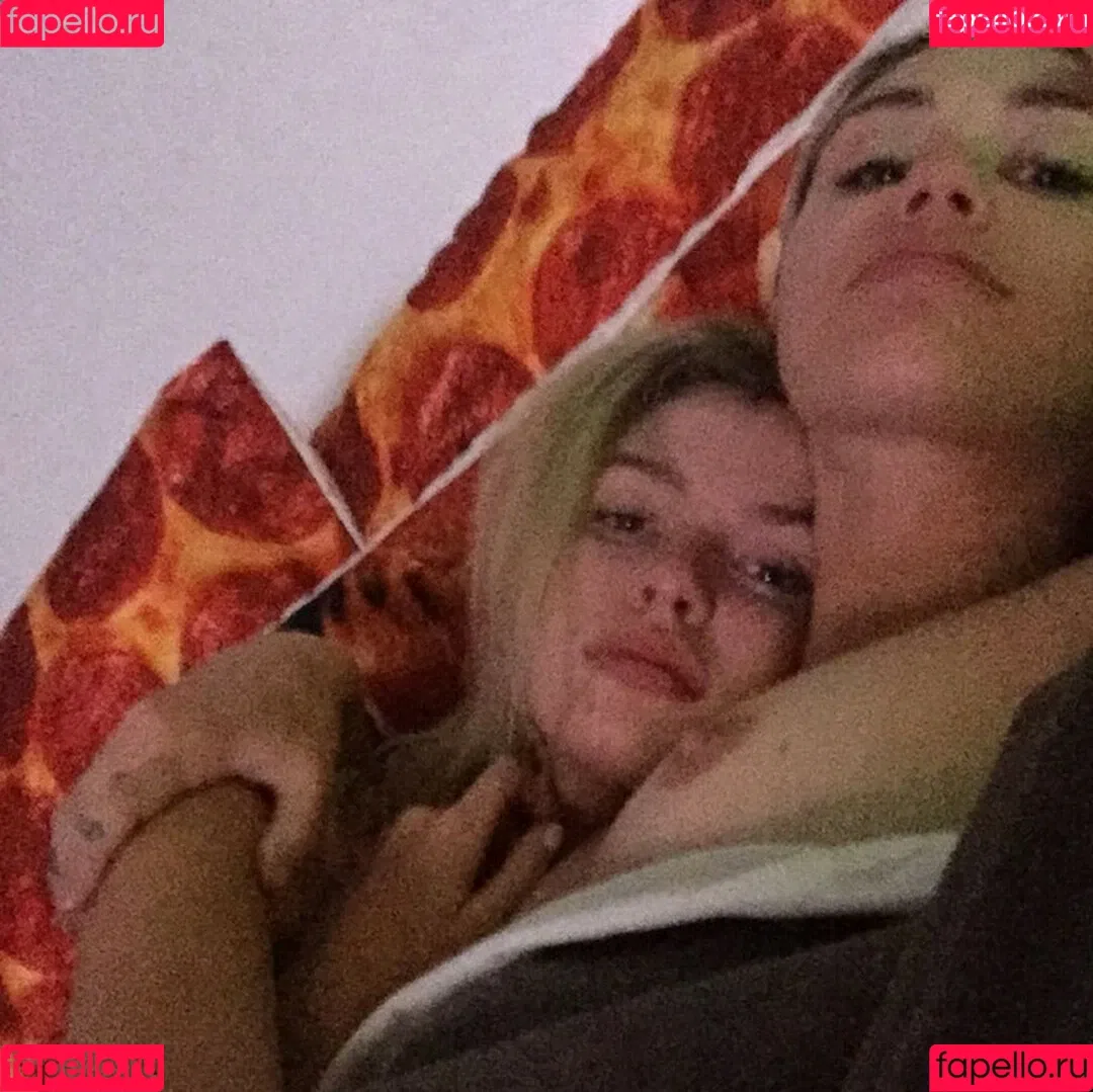Miley Cyrus / MileyCyrus Onlyfans Photo Gallery 