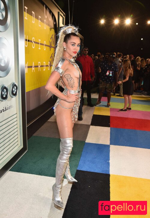 Miley Cyrus Nude Onlyfans Photo 20