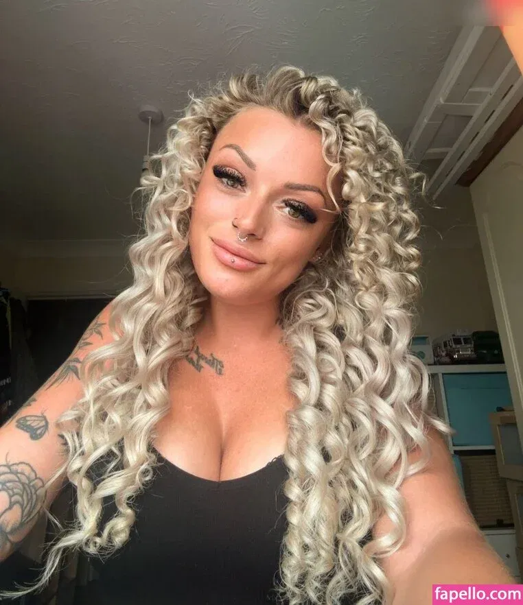 Sophie Skinner / https: / sophhh_22 Onlyfans Photo Gallery 