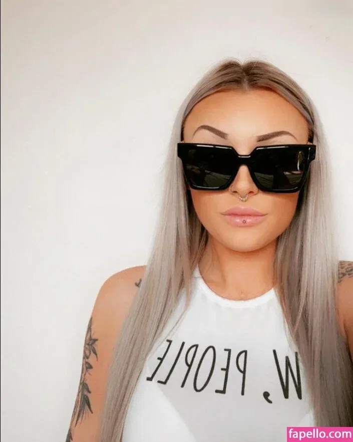 Sophie Skinner / https: / sophhh_22 Onlyfans Photo Gallery 