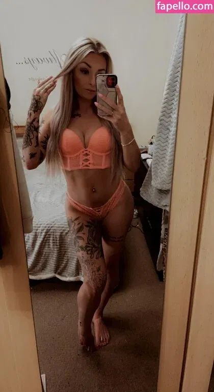 Sophie Skinner / https: / sophhh_22 Onlyfans Photo Gallery 