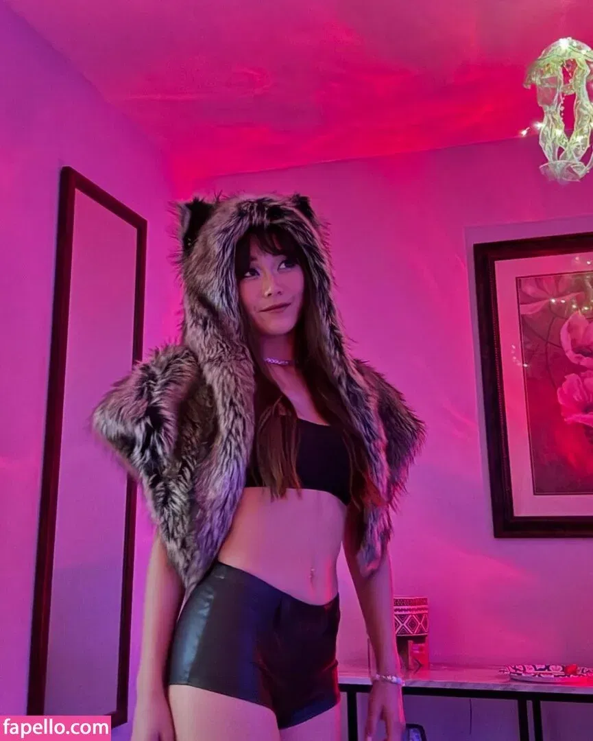 Karen Fukuhara / Kimiko / karenfukuhara Onlyfans Photo Gallery 