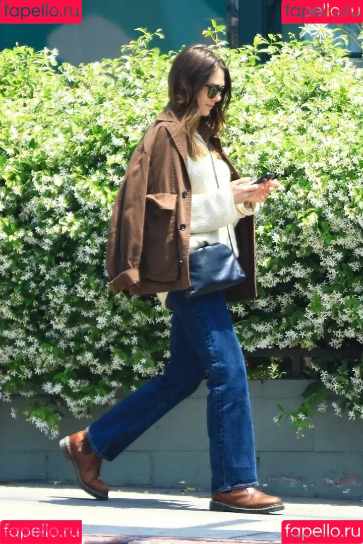 Elizabeth Olsen / elizabetholsendaily / lizabeth_olsen Onlyfans Photo Gallery 
