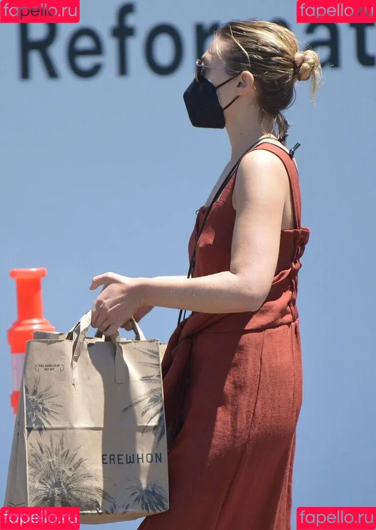Elizabeth Olsen / elizabetholsendaily / lizabeth_olsen Onlyfans Photo Gallery 