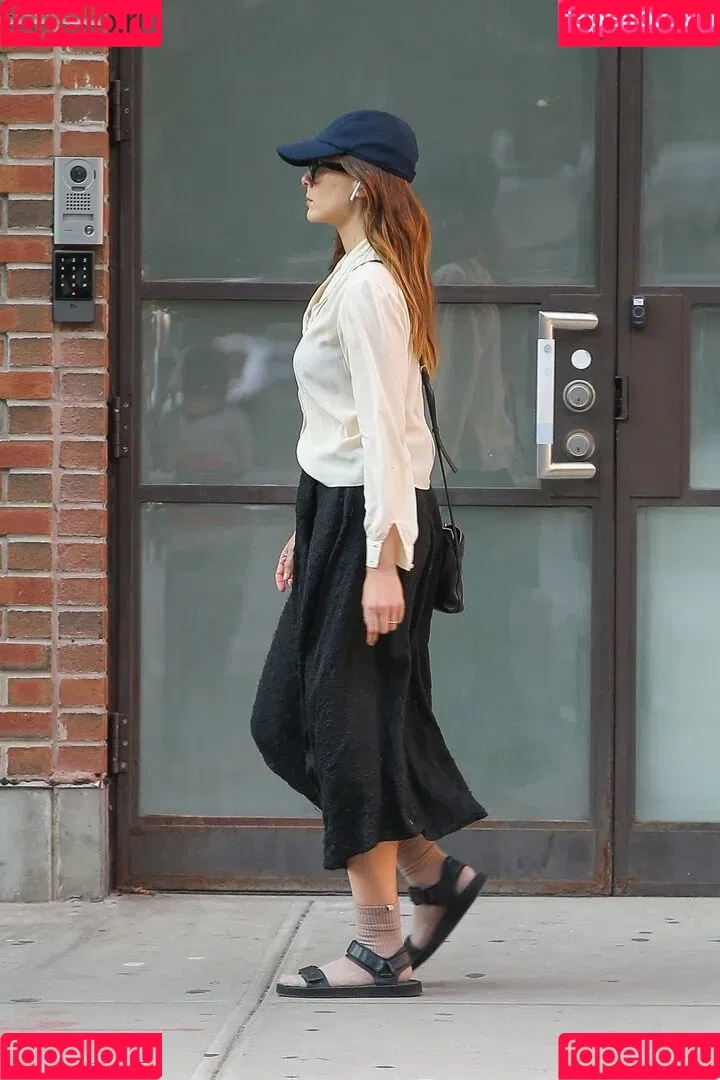 Elizabeth Olsen / elizabetholsendaily / lizabeth_olsen Onlyfans Photo Gallery 