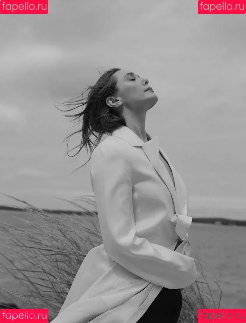 Elizabeth Olsen / elizabetholsendaily / lizabeth_olsen Onlyfans Photo Gallery 