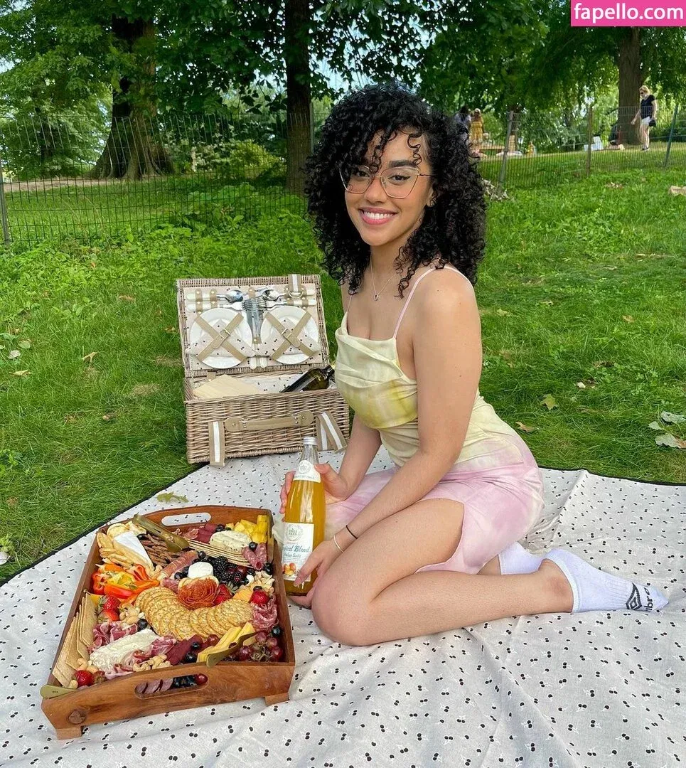 OFTV / itsqueennovaa Onlyfans Photo Gallery 