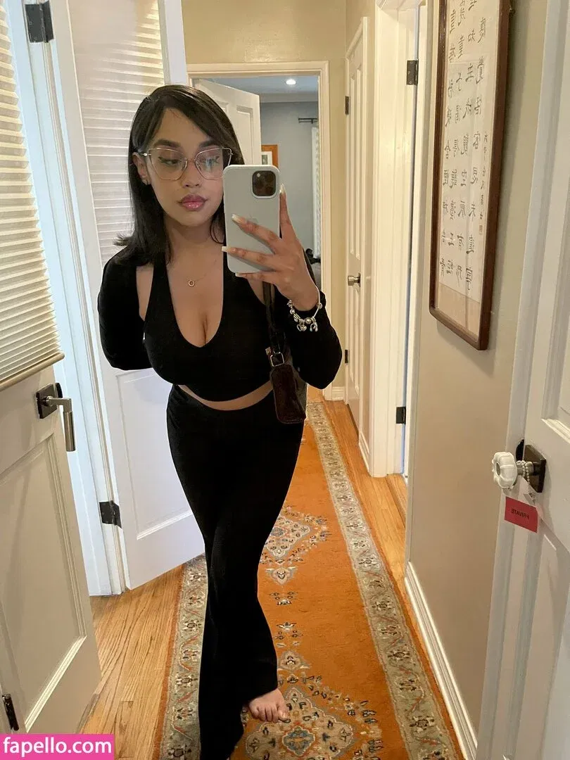 OFTV / itsqueennovaa Onlyfans Photo Gallery 