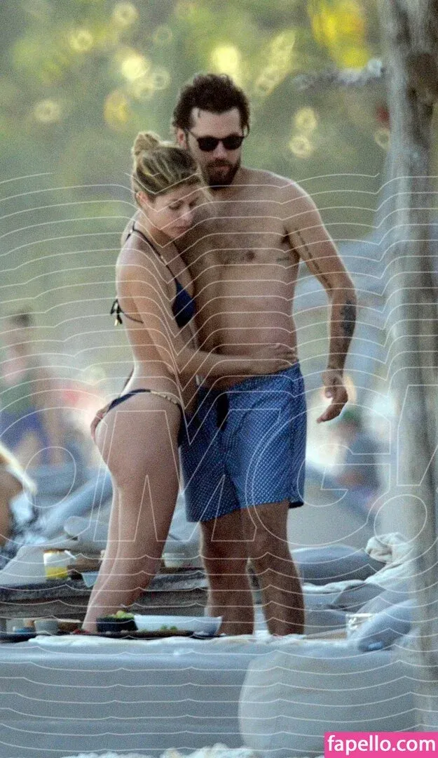 Stephanie Cayo / unlunar Onlyfans Photo Gallery 