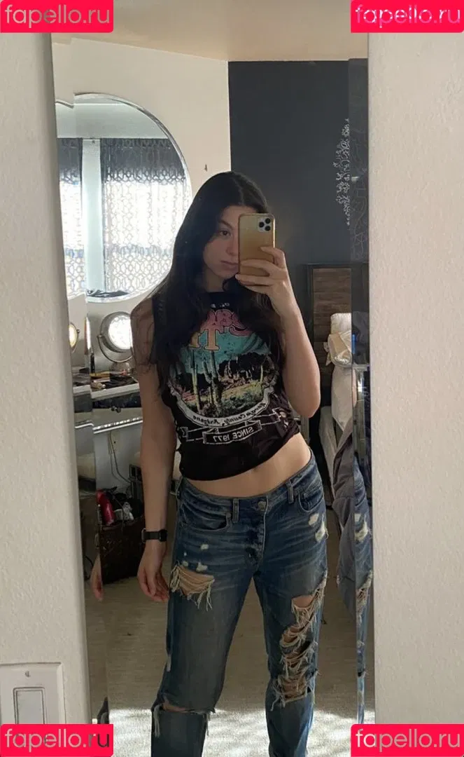 Kira Kosarin / kira_kosarin / kirakosarin Onlyfans Photo Gallery 