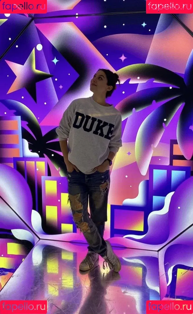 Kira Kosarin / kira_kosarin / kirakosarin Onlyfans Photo Gallery 