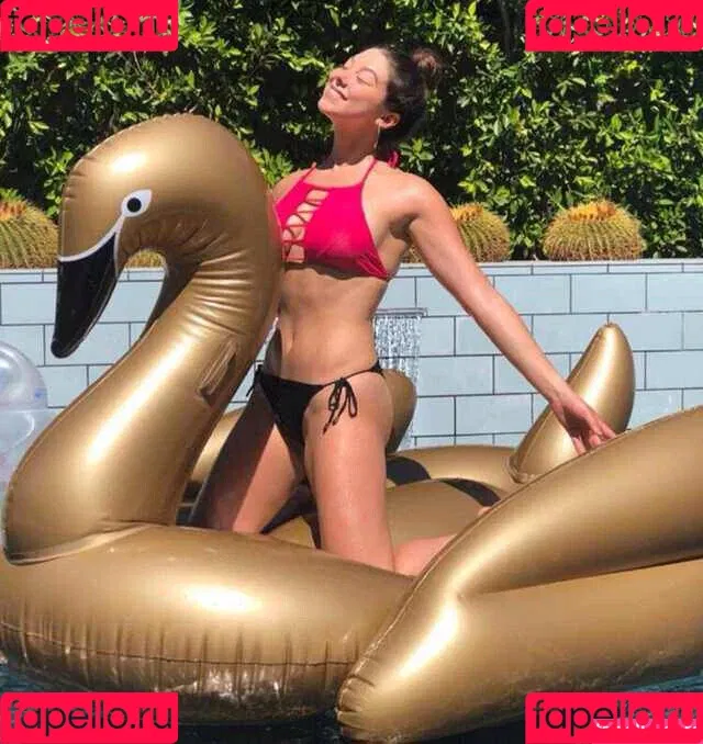 Kira Kosarin / kira_kosarin / kirakosarin Onlyfans Photo Gallery 