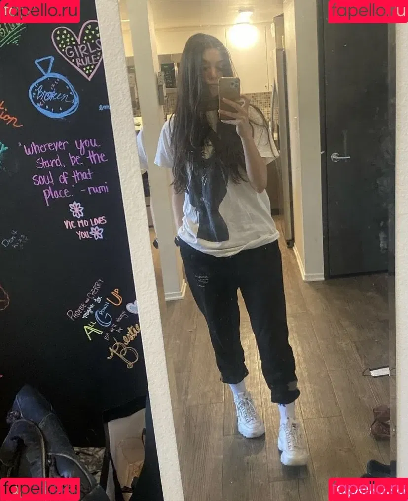 Kira Kosarin / kira_kosarin / kirakosarin Onlyfans Photo Gallery 