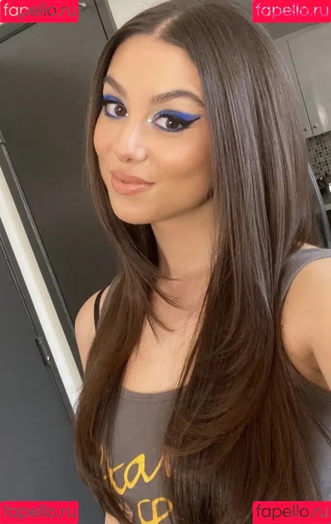 Kira Kosarin / kira_kosarin / kirakosarin Onlyfans Photo Gallery 