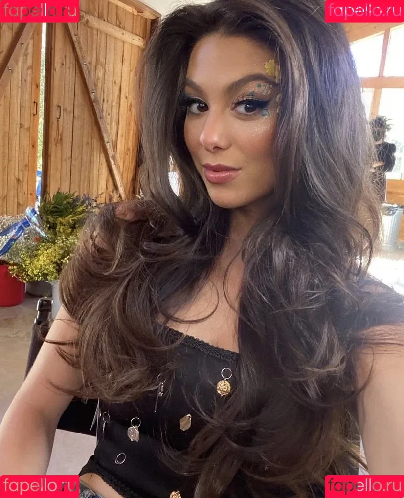 Kira Kosarin / kira_kosarin / kirakosarin Onlyfans Photo Gallery 