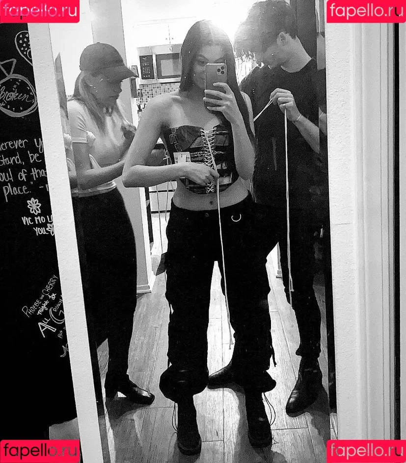Kira Kosarin / kira_kosarin / kirakosarin Onlyfans Photo Gallery 