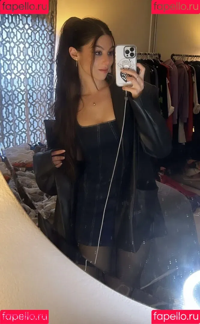 Kira Kosarin / kira_kosarin / kirakosarin Onlyfans Photo Gallery 