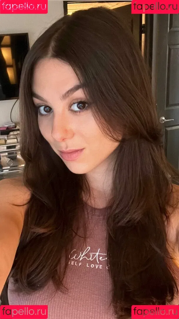 Kira Kosarin / kira_kosarin / kirakosarin Onlyfans Photo Gallery 