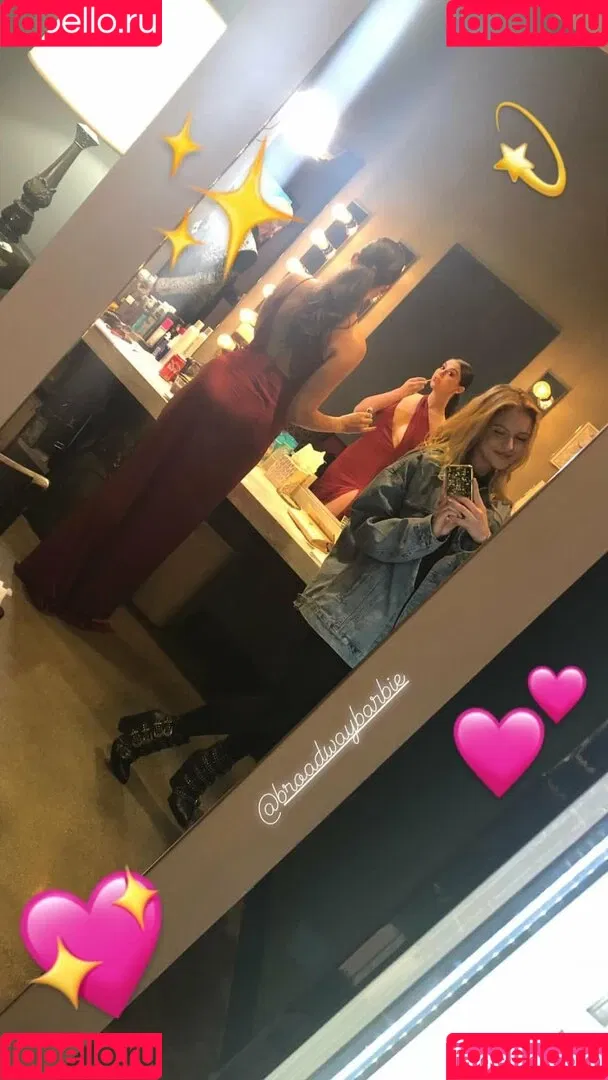 Kira Kosarin / kira_kosarin / kirakosarin Onlyfans Photo Gallery 