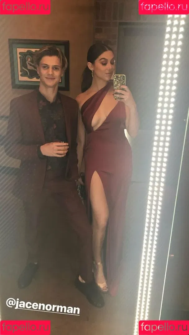 Kira Kosarin / kira_kosarin / kirakosarin Onlyfans Photo Gallery 
