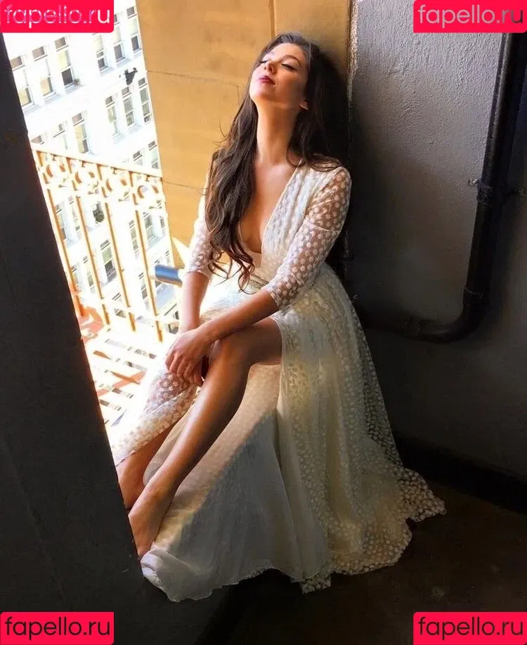 Kira Kosarin / kira_kosarin / kirakosarin Onlyfans Photo Gallery 