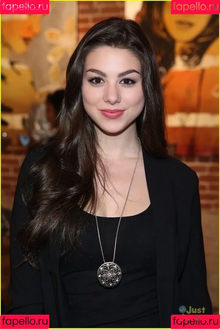 Kira Kosarin / kira_kosarin / kirakosarin Onlyfans Photo Gallery 