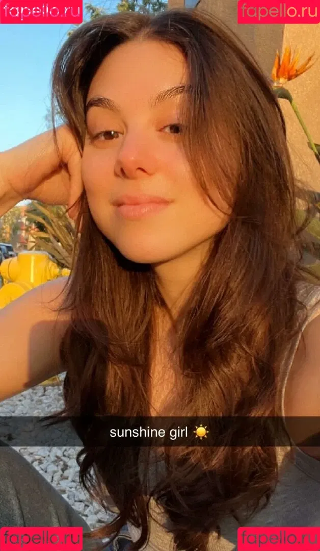Kira Kosarin / kira_kosarin / kirakosarin Onlyfans Photo Gallery 