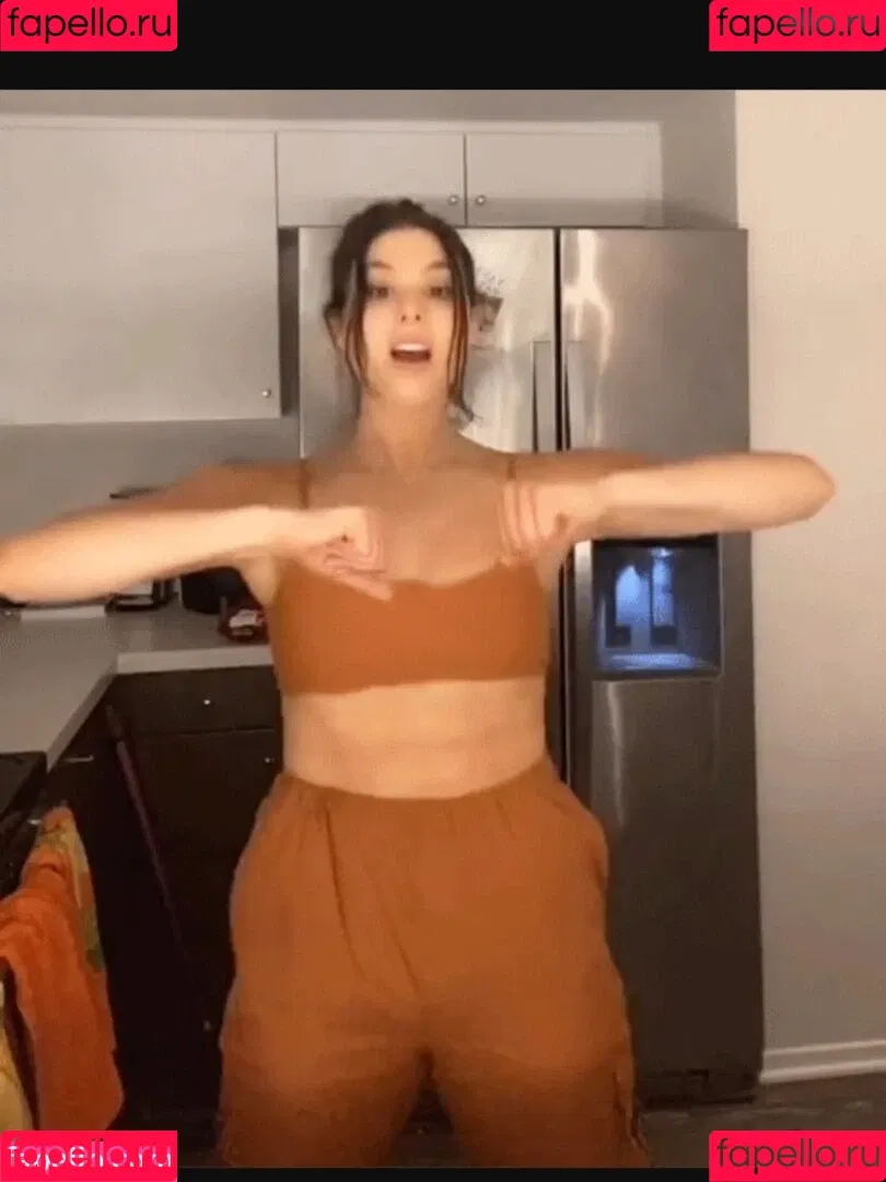 Kira Kosarin / kira_kosarin / kirakosarin Onlyfans Photo Gallery 