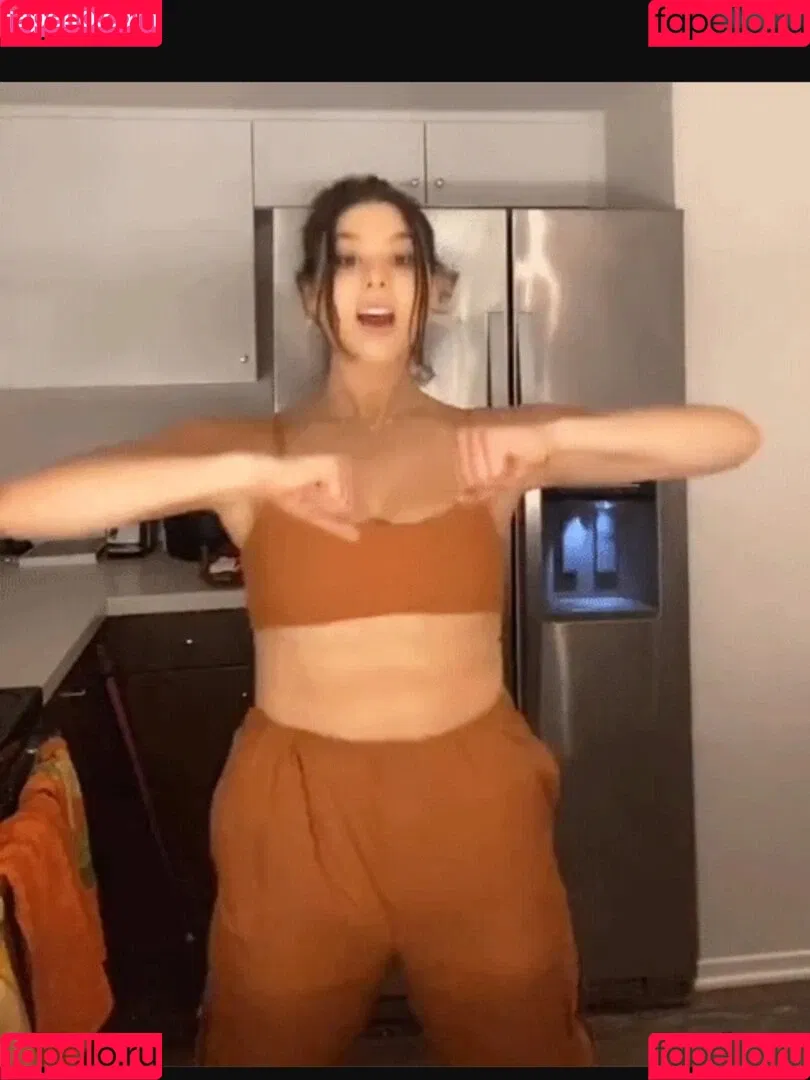 Kira Kosarin / kira_kosarin / kirakosarin Onlyfans Photo Gallery 