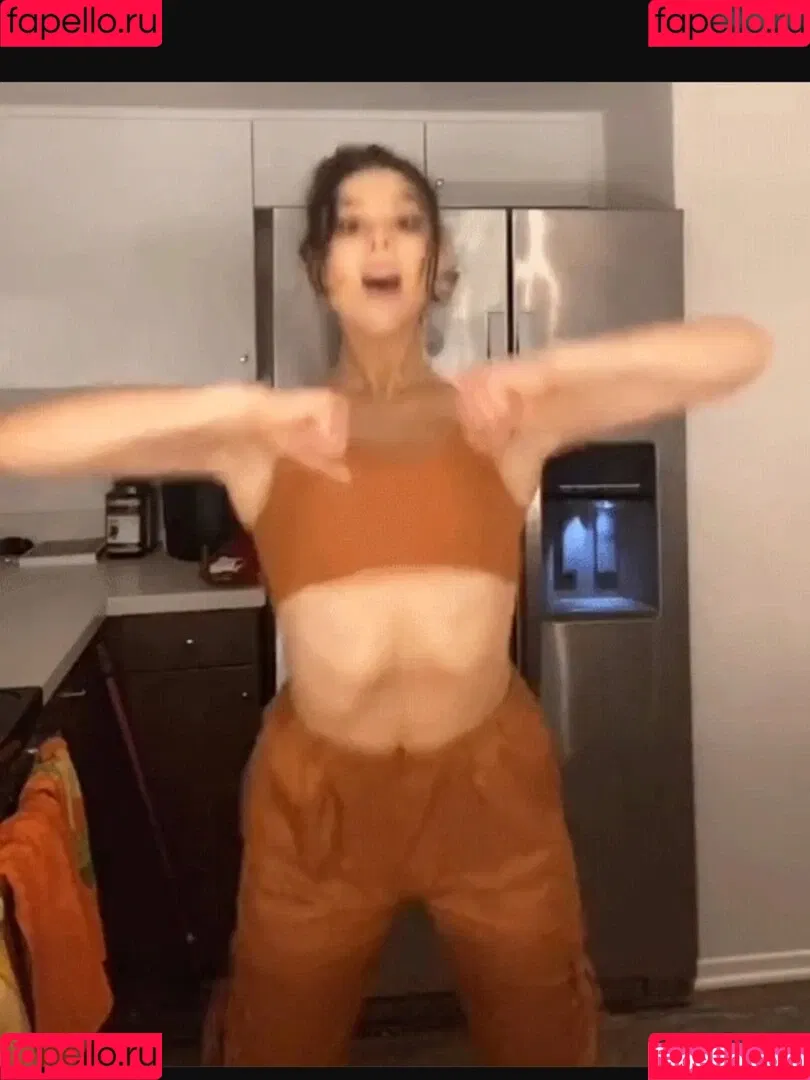 Kira Kosarin / kira_kosarin / kirakosarin Onlyfans Photo Gallery 