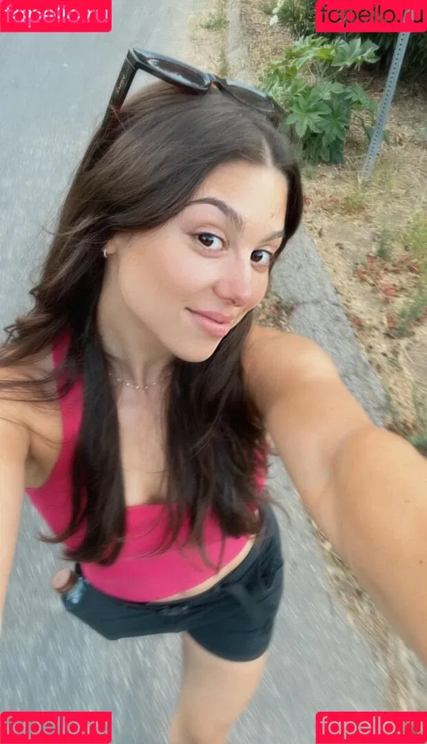 Kira Kosarin / kira_kosarin / kirakosarin Onlyfans Photo Gallery 