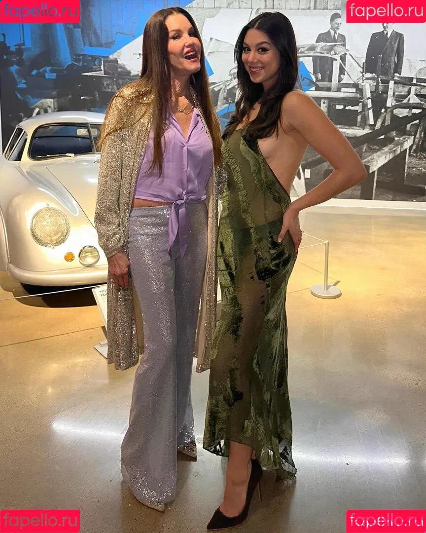 Kira Kosarin / kira_kosarin / kirakosarin Onlyfans Photo Gallery 