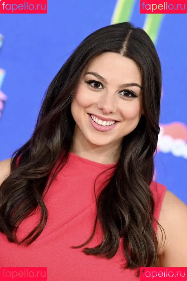 Kira Kosarin / kira_kosarin / kirakosarin Onlyfans Photo Gallery 