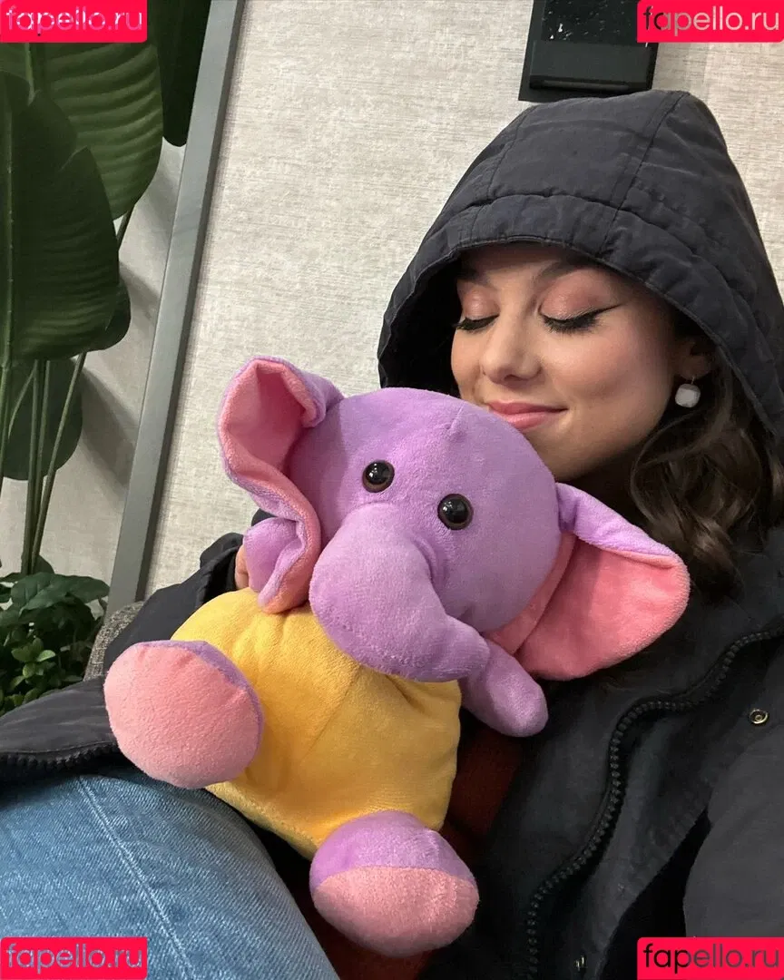 Kira Kosarin / kira_kosarin / kirakosarin Onlyfans Photo Gallery 