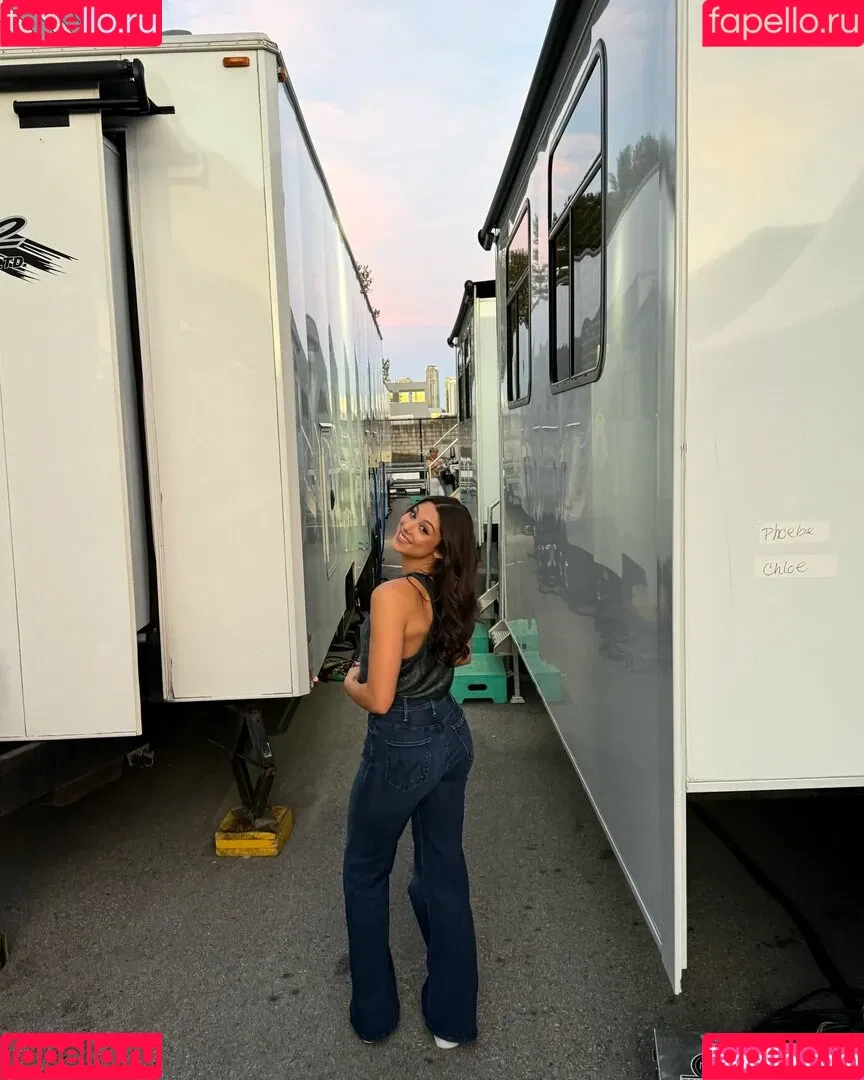 Kira Kosarin / kira_kosarin / kirakosarin Onlyfans Photo Gallery 