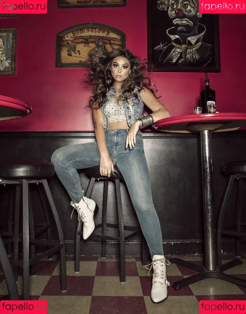 Kira Kosarin / kira_kosarin / kirakosarin Onlyfans Photo Gallery 