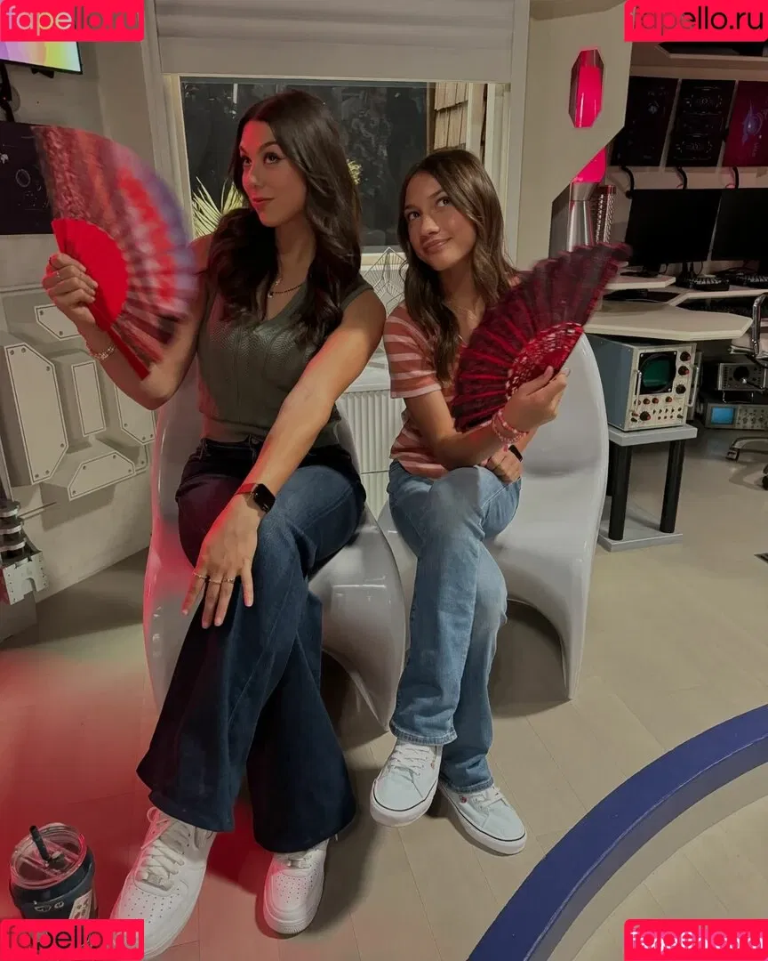 Kira Kosarin / kira_kosarin / kirakosarin Onlyfans Photo Gallery 