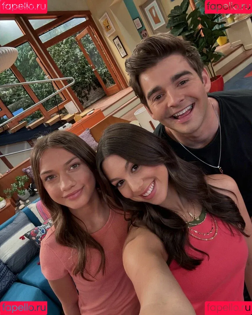 Kira Kosarin / kira_kosarin / kirakosarin Onlyfans Photo Gallery 