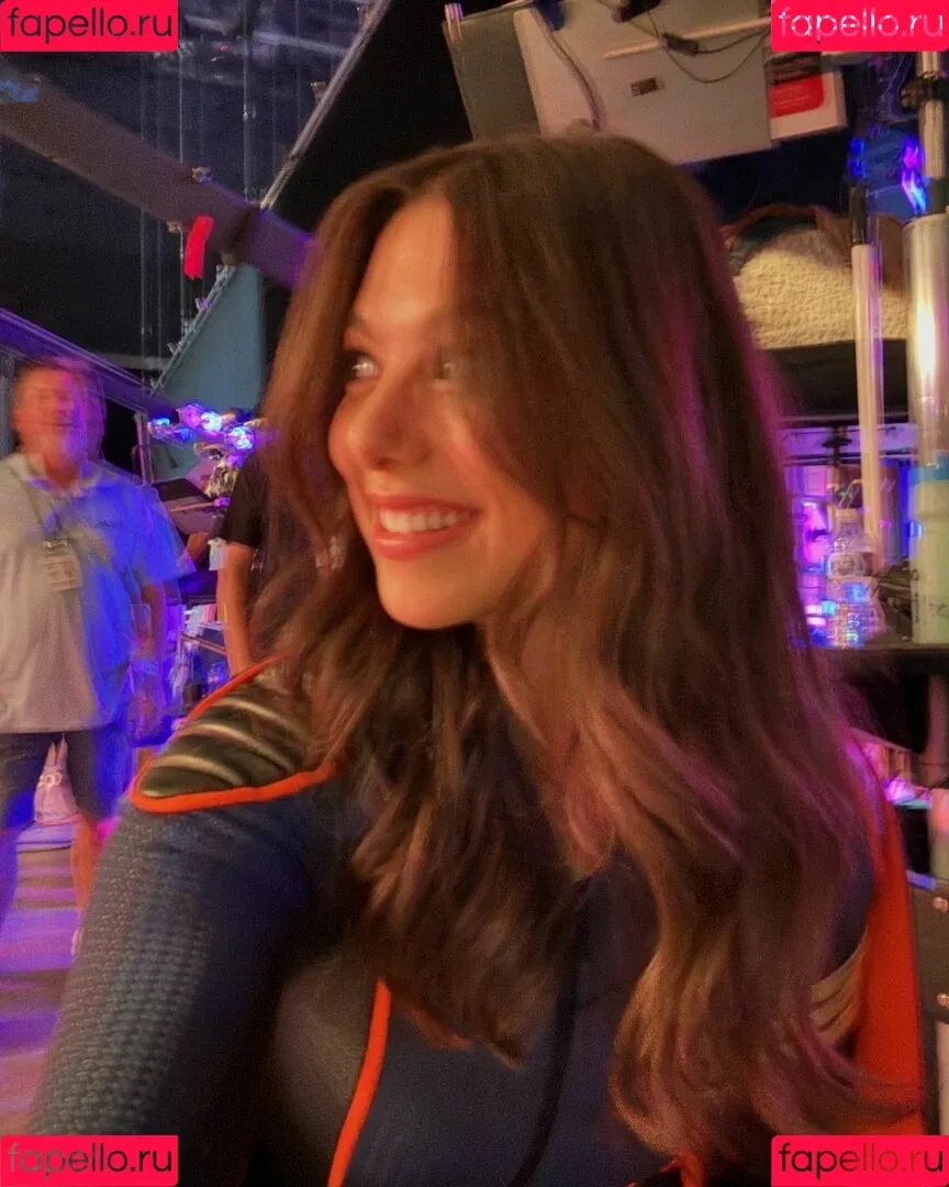 Kira Kosarin / kira_kosarin / kirakosarin Onlyfans Photo Gallery 