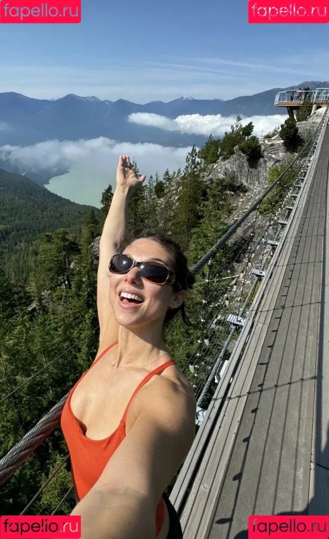 Kira Kosarin / kira_kosarin / kirakosarin Onlyfans Photo Gallery 