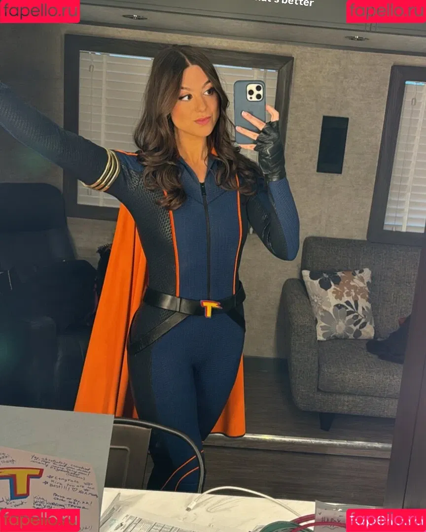 Kira Kosarin / kira_kosarin / kirakosarin Onlyfans Photo Gallery 