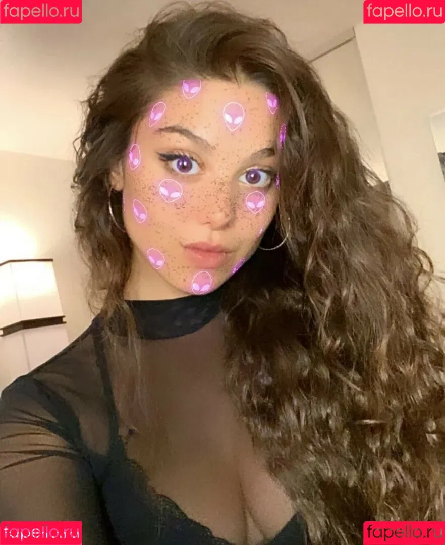 Kira Kosarin / kira_kosarin / kirakosarin Onlyfans Photo Gallery 