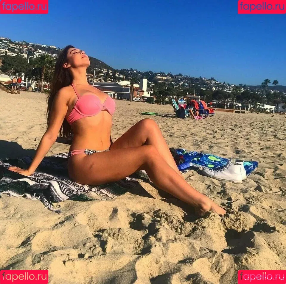 Kira Kosarin / kira_kosarin / kirakosarin Onlyfans Photo Gallery 