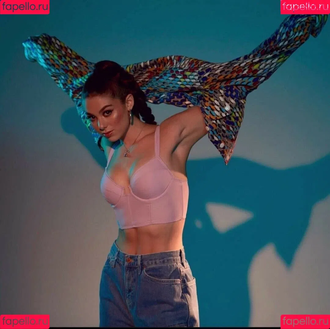 Kira Kosarin / kira_kosarin / kirakosarin Onlyfans Photo Gallery 