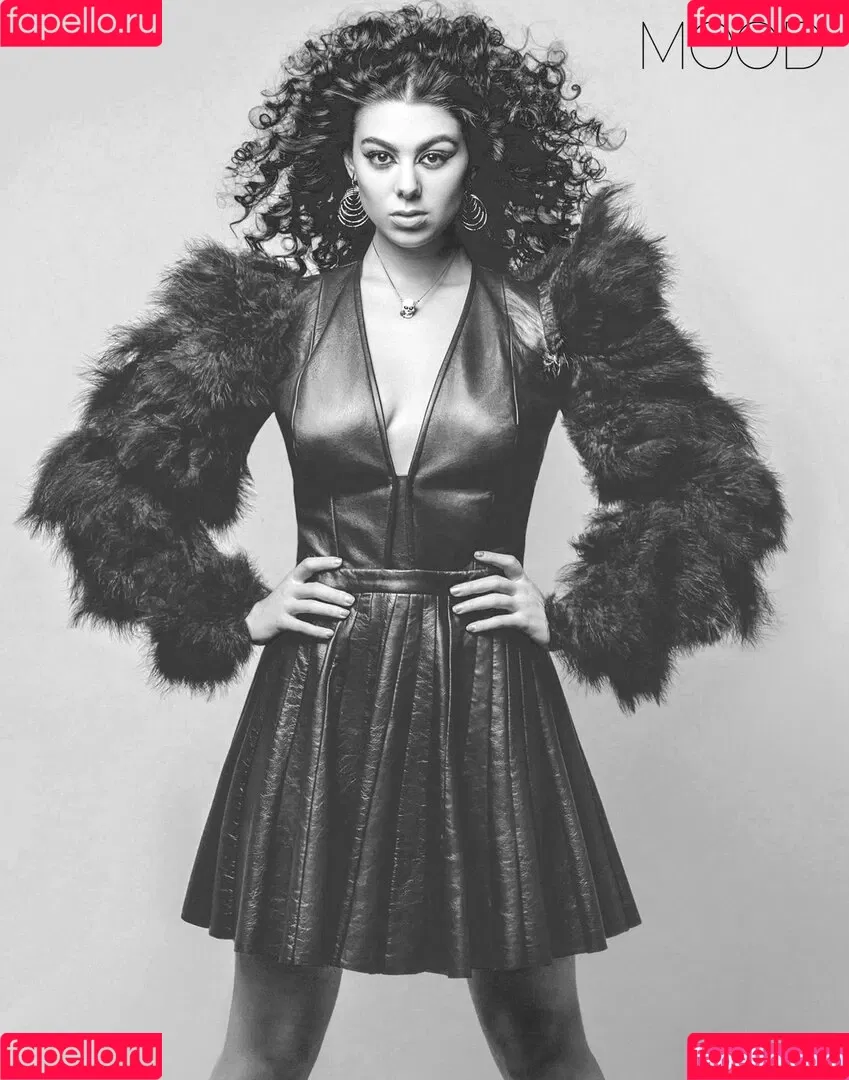 Kira Kosarin / kira_kosarin / kirakosarin Onlyfans Photo Gallery 